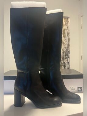 DV Flapper knee high boot, size 10